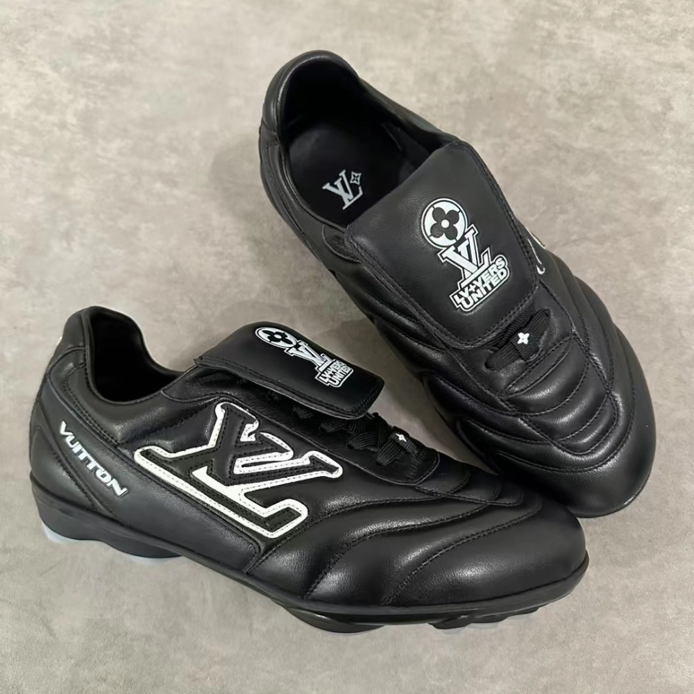 Aerodynamic Shape Black Footprint Soccer Sneaker Designer Sneakers for Men