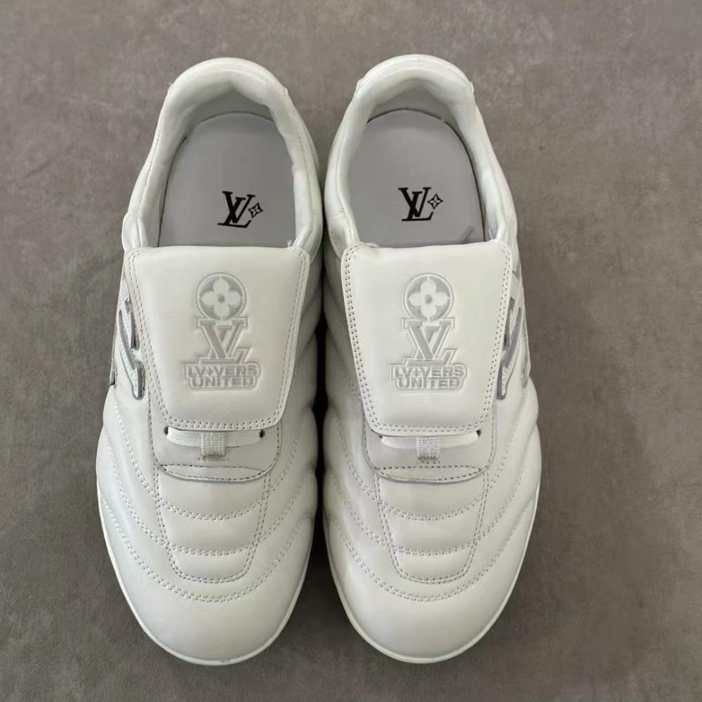 White Footprint Soccer Sneaker Designer Sneakers for Men Ultimate Cushion Anti Skid