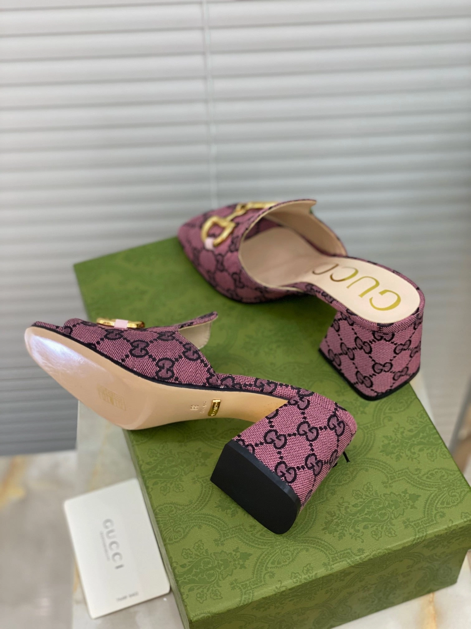 Point Cut Black Glam SE504  Size 5-10 Heels:7.5cm Material: Cowhide Lining: Sheep skin Sole: Italian leather