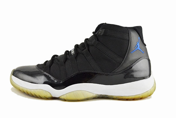 Air Jordan 11 "SpaceJam" family runs