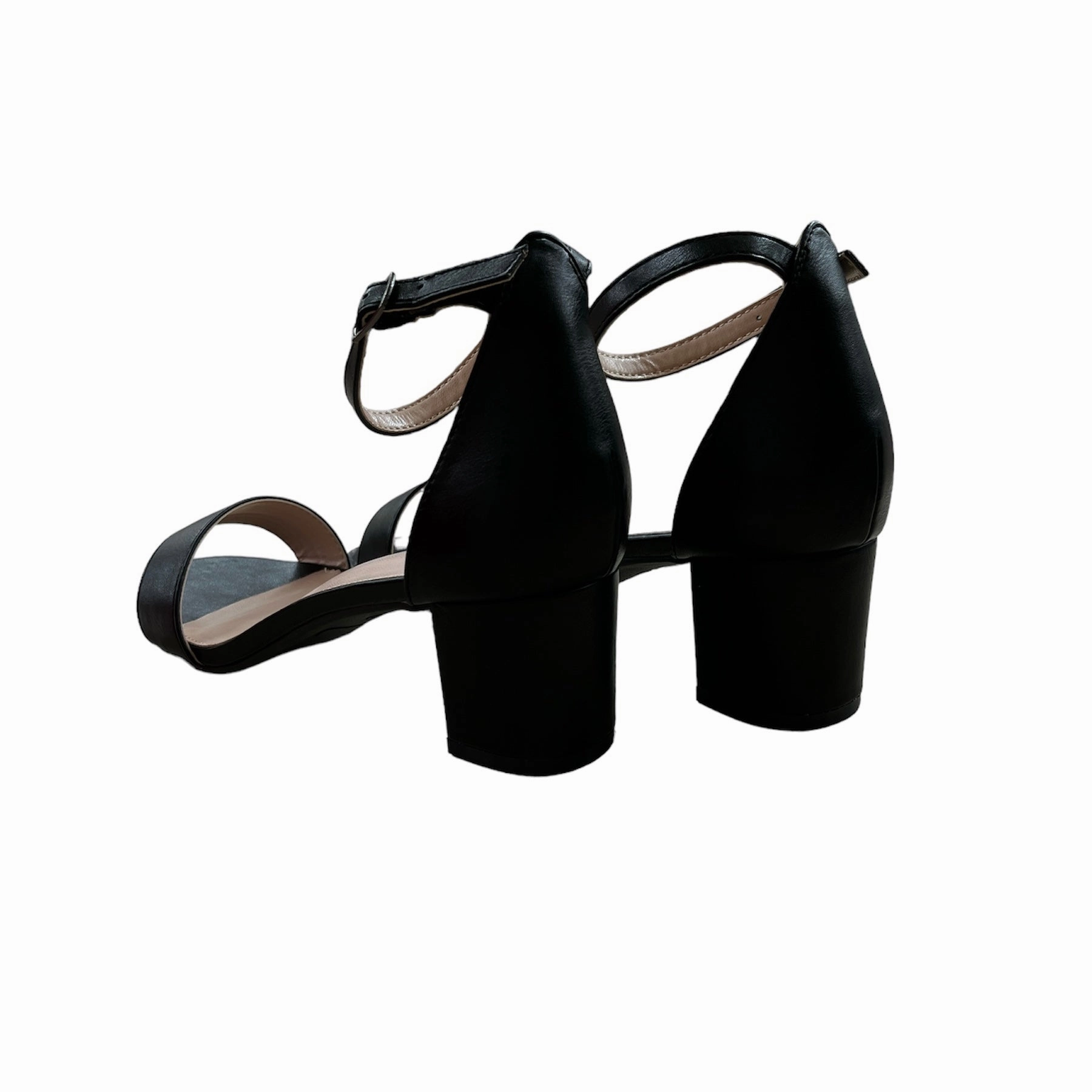 Macy-02 Black On Foot Lounge Mood