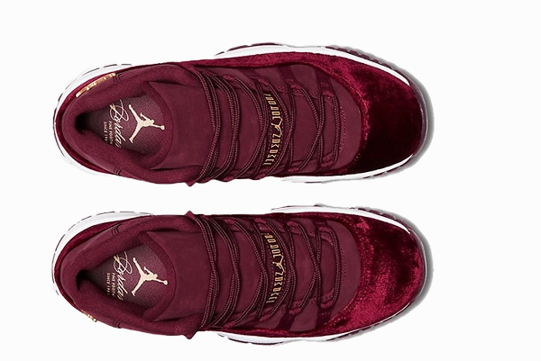 Air Jordan 11 "Velvet" high-end running in a ferry terminal area shoes
