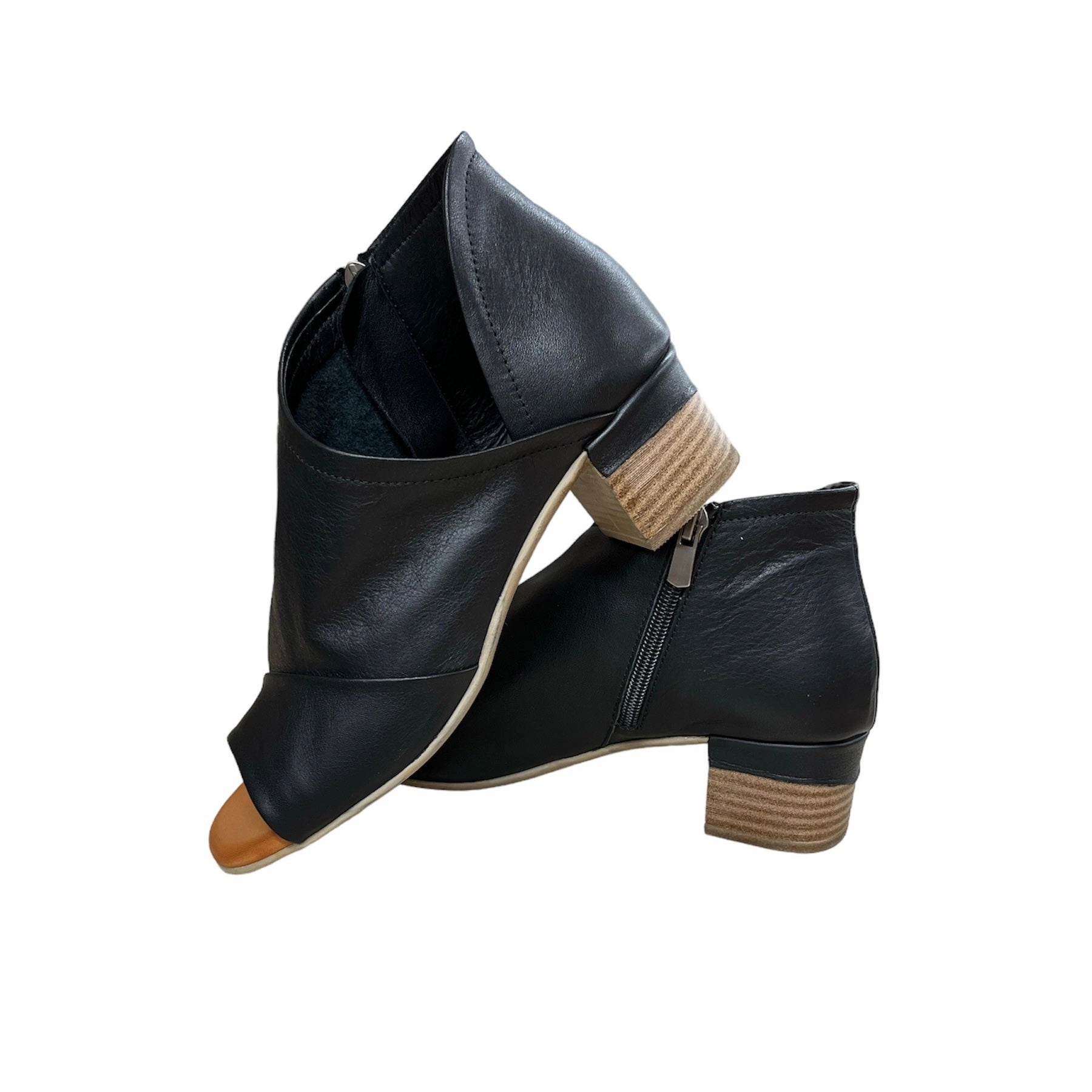 Breathable Design Flexible form Gia-01 Black Leather