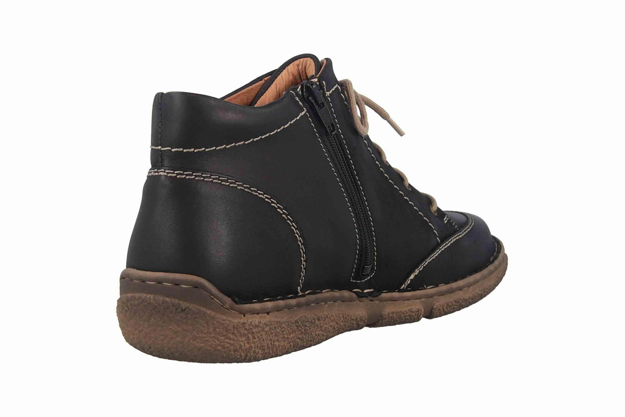 Neele 01 Black Graduate