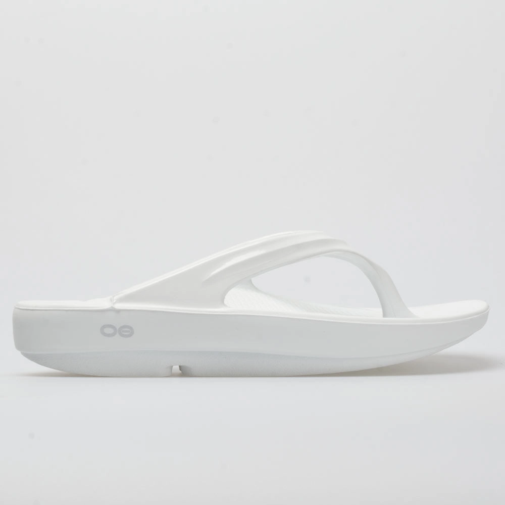 OOFOS OOlala Women's  White/White day running shoes running in poorly - maintained tracks shoes