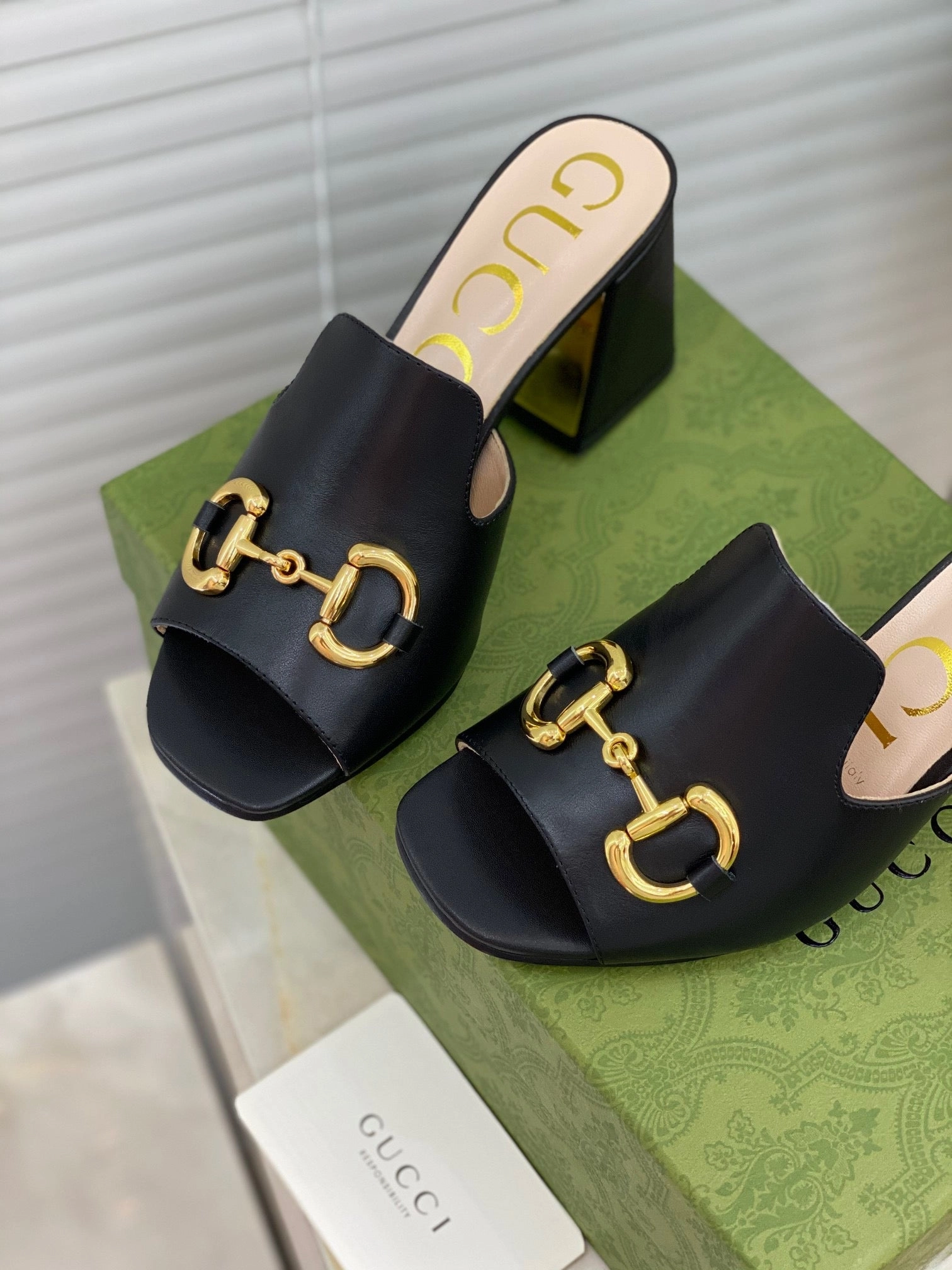 Slip Resistant SE500 Size 5-10 Heels:7.5cm Material: Cowhide Lining: Sheep skin Sole: Italian leather