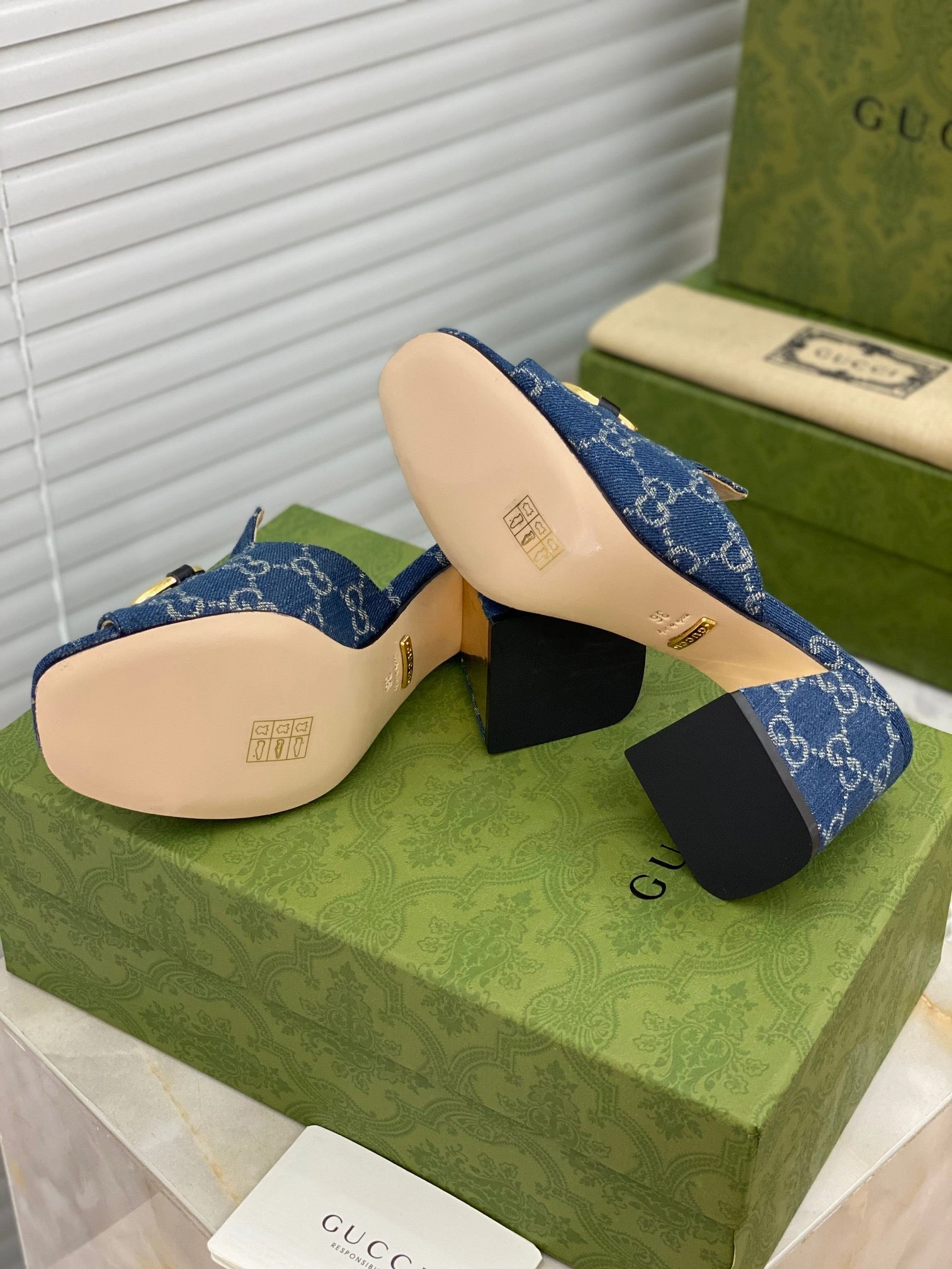 SE505  Size 5-10 Heels:7.5cm Material: Cowhide Lining: Sheep skin Sole: Italian leather Red Heel