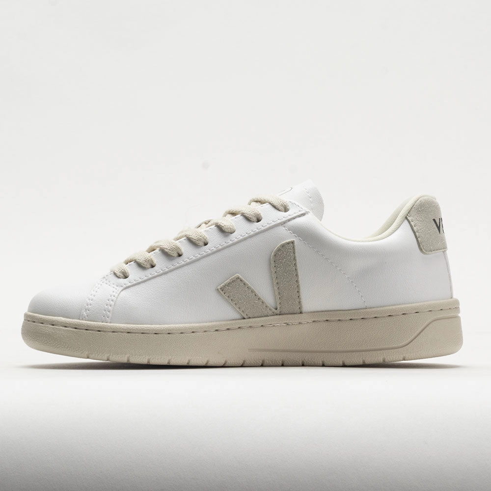 running in an obstacle course race running in a plateau shoes VEJA Urca Women's  White/Natural